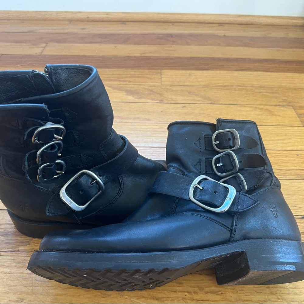 Frye Veronica belted short black boot, Size 6